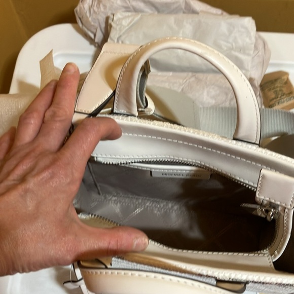 Michael Kors GIGI OPT/Silver SM EW MSGR - Picture 8 of 12